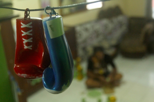 Menengok Pembuatan Miniatur Sarung Tinju di Bogor