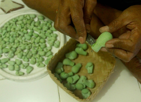 Menengok Pembuatan Miniatur Sarung Tinju di Bogor