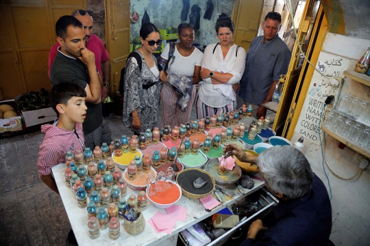 Pengrajin Palestina Buat Lukisan Pasir di Dalam Botol