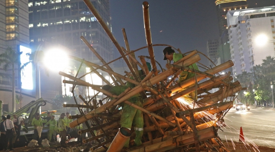 Dinas Kehutanan DKI Bongkar Bambu Getah Getih di Bundaran HI