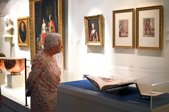 Ratu Elizabeth II Kunjungi Pameran Peringatan Lahirnya Ratu Victoria