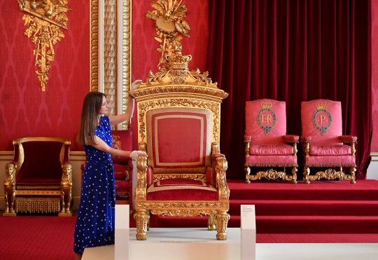 Ratu Elizabeth II Kunjungi Pameran Peringatan Lahirnya Ratu Victoria