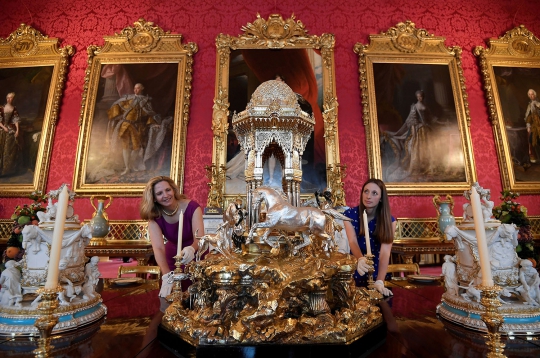Ratu Elizabeth II Kunjungi Pameran Peringatan Lahirnya Ratu Victoria