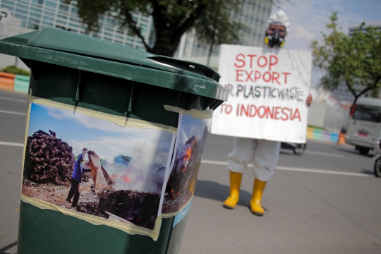 Aksi Unjuk Rasa Tolak Impor Sampah Plastik di Kedubes AS