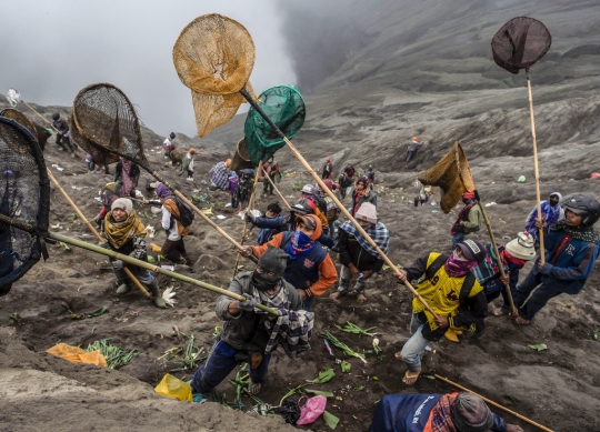 Melihat Ritual Yadnya Kasada Suku Tengger di Gunung Bromo