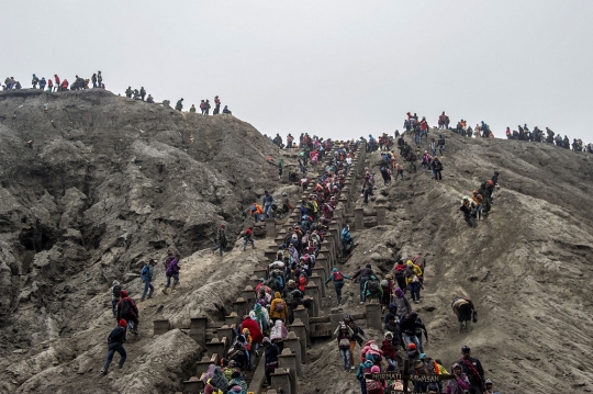 Melihat Ritual Yadnya Kasada Suku Tengger di Gunung Bromo