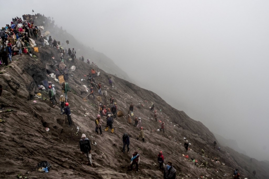 Melihat Ritual Yadnya Kasada Suku Tengger di Gunung Bromo