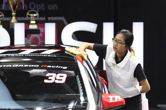 Melihat Kesigapan Pengelap Mobil di GIIAS 2019