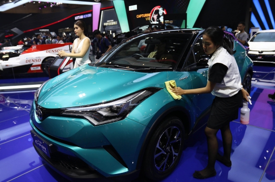 Melihat Kesigapan Pengelap Mobil di GIIAS 2019