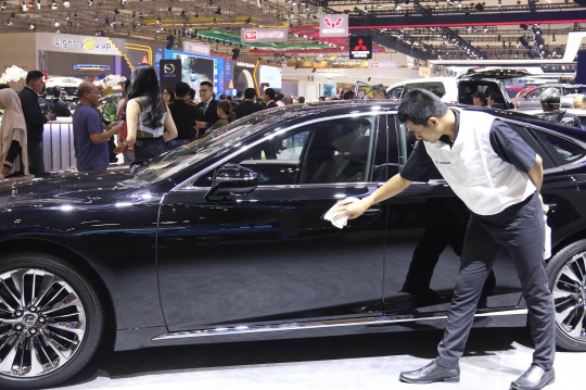 Melihat Kesigapan Pengelap Mobil di GIIAS 2019