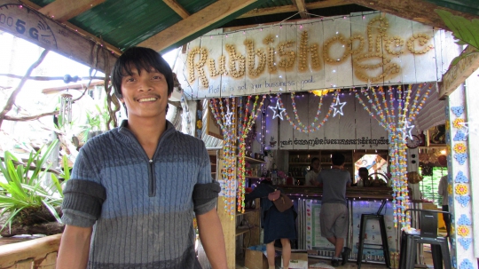 Kafe di Kamboja Ini Dibangun dari Sampah