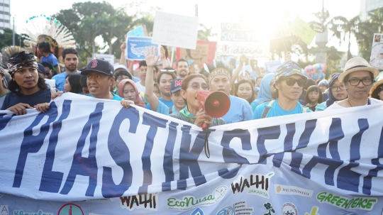 Menteri Susi Pawai Tolak Plastik Sekali Pakai di Monas