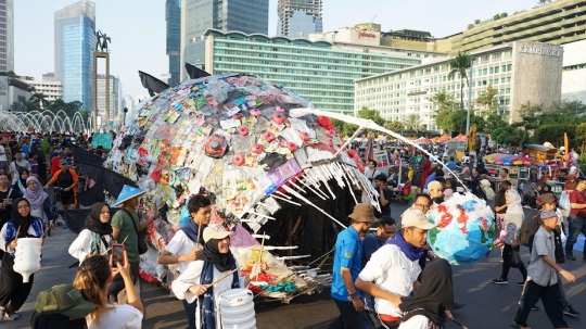 Monster Plastik Diarak Saat Pawai di CFD Jakarta