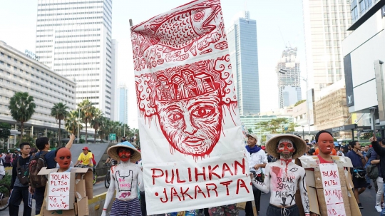 Monster Plastik Diarak Saat Pawai di CFD Jakarta