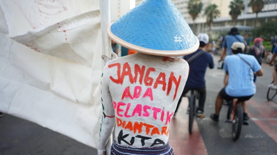 Monster Plastik Diarak Saat Pawai di CFD Jakarta