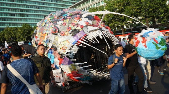 Monster Plastik Diarak Saat Pawai di CFD Jakarta
