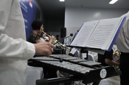 Orkes Tiup Jepang Hibur Pengunjung MRT