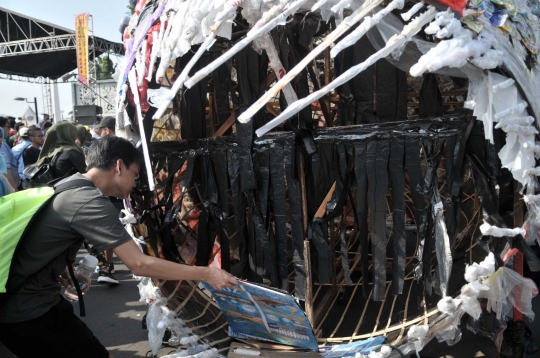Wujud Menyeramkan Monster Plastik di Monas