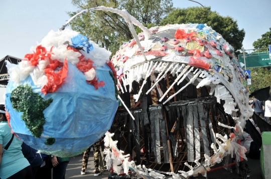 Wujud Menyeramkan Monster Plastik di Monas