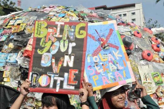 Wujud Menyeramkan Monster Plastik di Monas