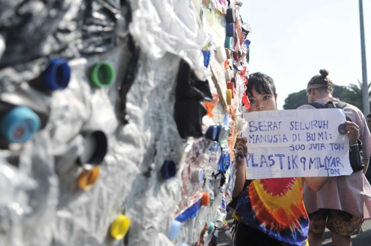 Wujud Menyeramkan Monster Plastik di Monas