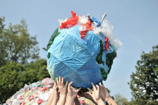 Wujud Menyeramkan Monster Plastik di Monas
