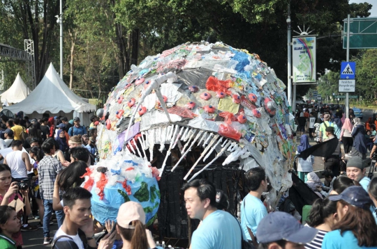 Wujud Menyeramkan Monster Plastik di Monas