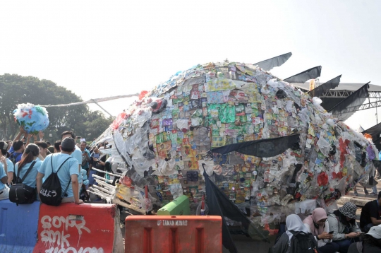 Wujud Menyeramkan Monster Plastik di Monas