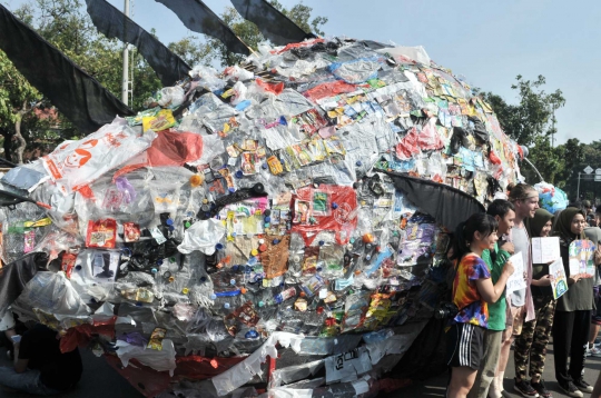 Wujud Menyeramkan Monster Plastik di Monas