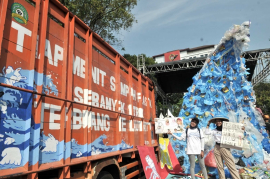 Wujud Menyeramkan Monster Plastik di Monas