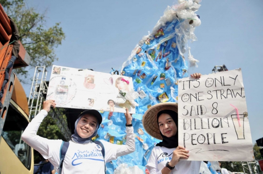 Wujud Menyeramkan Monster Plastik di Monas
