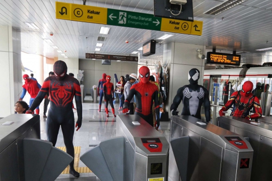 Aksi Spiderman Hebohkan Penumpang LRT Jakarta