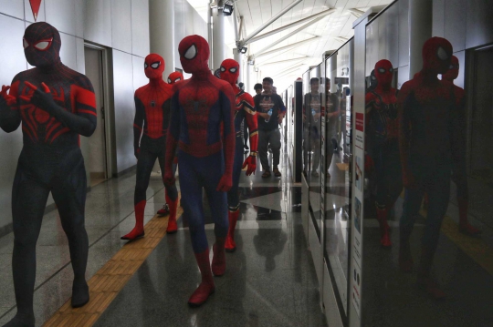 Aksi Spiderman Hebohkan Penumpang LRT Jakarta