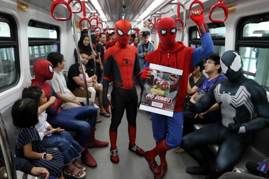 Aksi Spiderman Hebohkan Penumpang LRT Jakarta