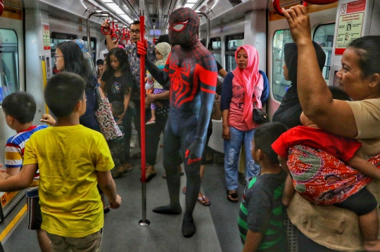 Aksi Spiderman Hebohkan Penumpang LRT Jakarta