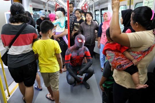 Aksi Spiderman Hebohkan Penumpang LRT Jakarta