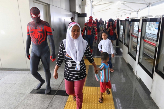 Aksi Spiderman Hebohkan Penumpang LRT Jakarta