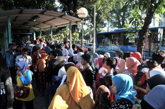 Ada Lebaran Betawi, Penumpang Transjakarta Membeludak di Halte Monas