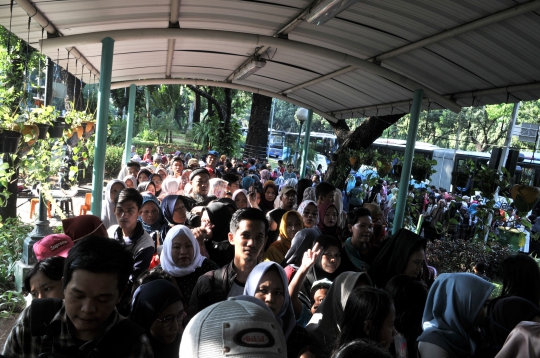 Ada Lebaran Betawi, Penumpang Transjakarta Membeludak di Halte Monas