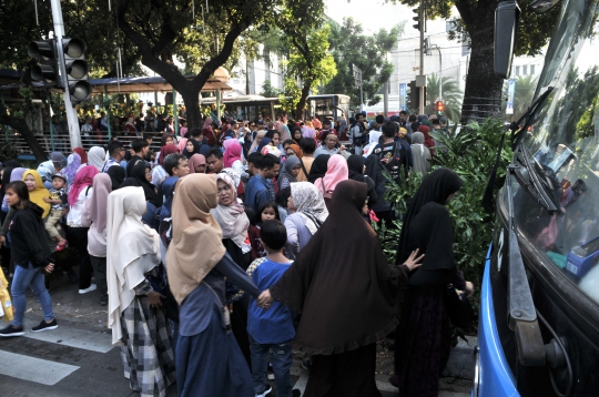 Ada Lebaran Betawi, Penumpang Transjakarta Membeludak di Halte Monas