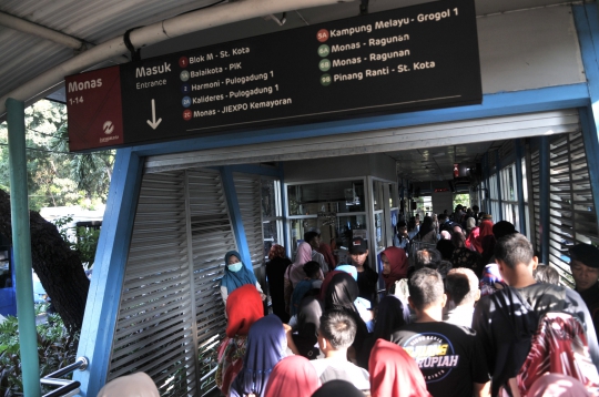 Ada Lebaran Betawi, Penumpang Transjakarta Membeludak di Halte Monas