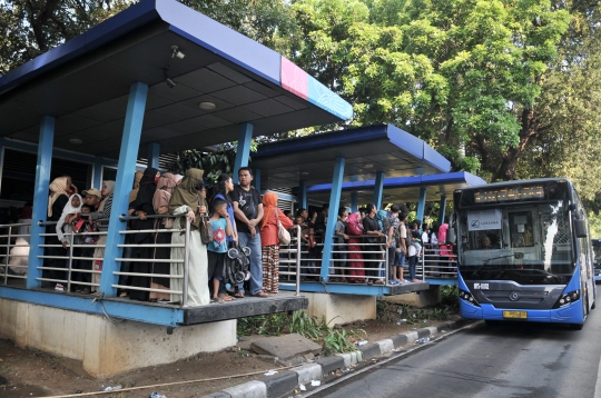 Ada Lebaran Betawi, Penumpang Transjakarta Membeludak di Halte Monas