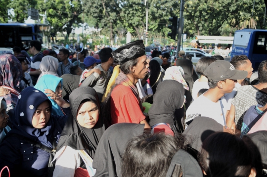 Ada Lebaran Betawi, Penumpang Transjakarta Membeludak di Halte Monas