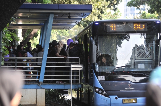 Ada Lebaran Betawi, Penumpang Transjakarta Membeludak di Halte Monas