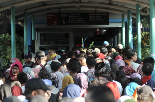 Ada Lebaran Betawi, Penumpang Transjakarta Membeludak di Halte Monas