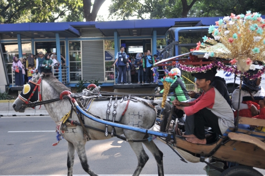 Ada Lebaran Betawi, Penumpang Transjakarta Membeludak di Halte Monas