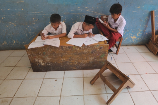 Miris, Sekolah Dasar Negeri Tanpa Meja Kursi dan WC