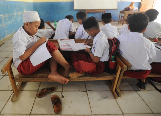 Miris, Sekolah Dasar Negeri Tanpa Meja Kursi dan WC