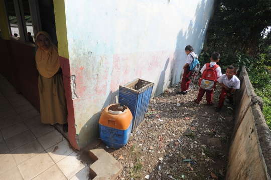 Miris, Sekolah Dasar Negeri Tanpa Meja Kursi dan WC