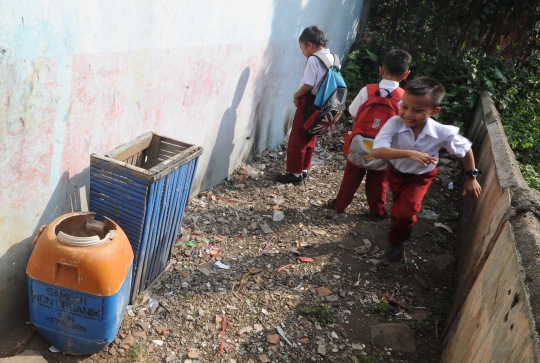 Miris, Sekolah Dasar Negeri Tanpa Meja Kursi dan WC